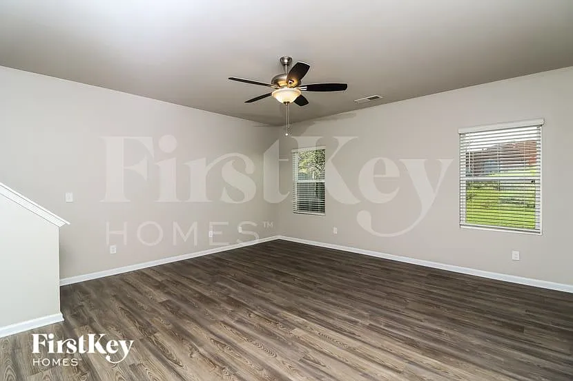 4 bed, 2.5 bath, 2211 sqft, $2,410 — Photo 2