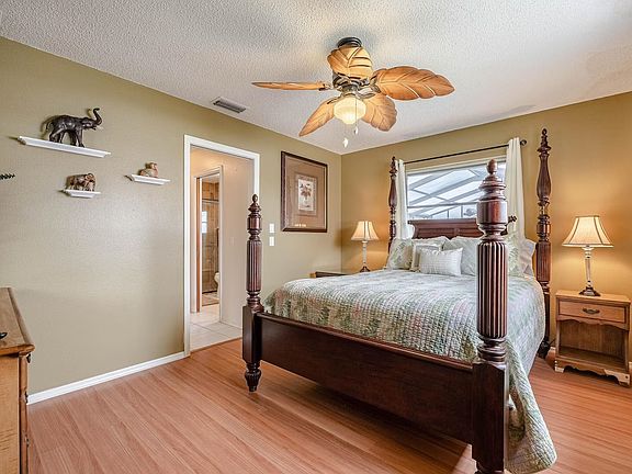 Queen bedroom