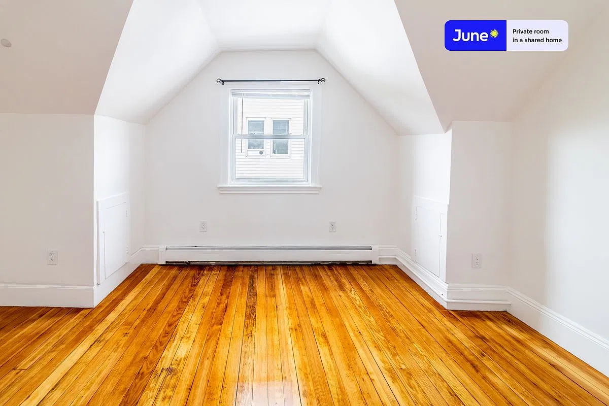 Full bedroom in 7 bed/2 bath home in Brighton #1263 G — Photo 4