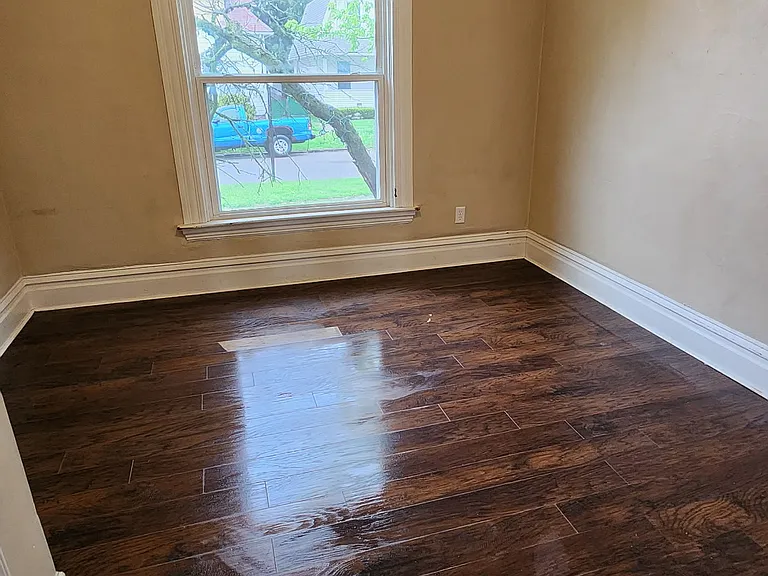 1522 Mott Ave — Photo 6