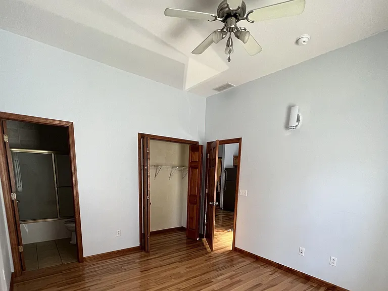 110 W 6th St #5 — Photo 9