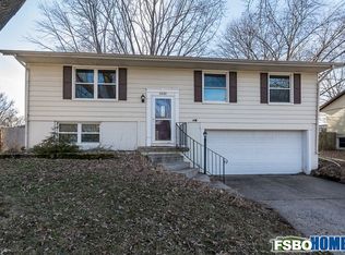 5630 Quercus Ln, Davenport, IA 52806