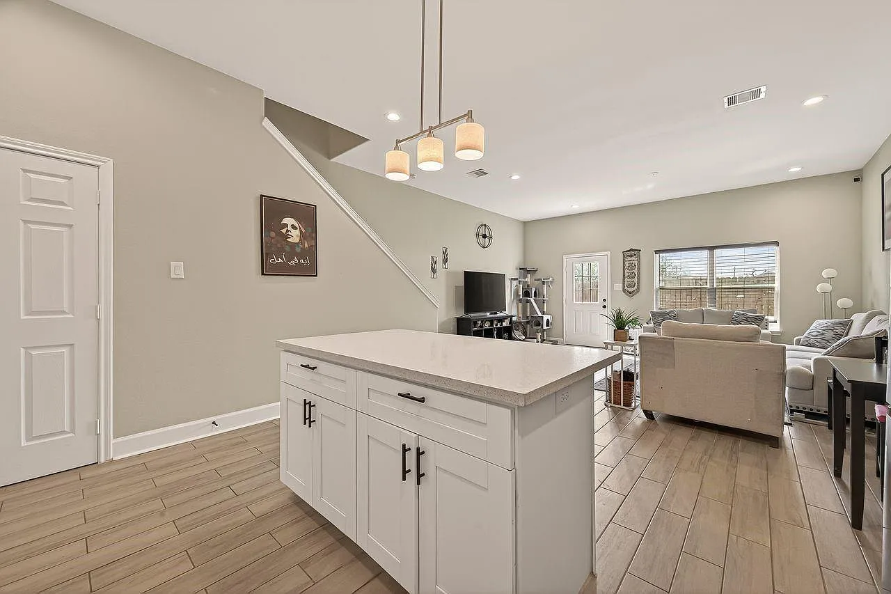 3 bed, 2.5 bath, 1657 sqft, $1,995 — Photo 3