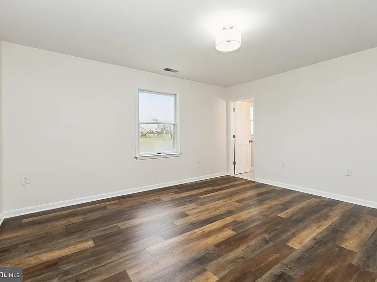 100 Heathrow Ln — Photo 11