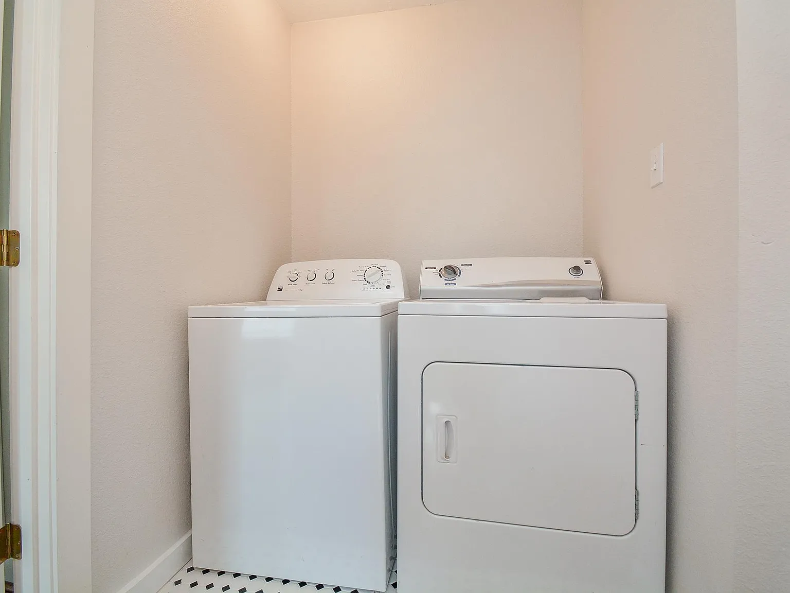 2916 Arbor St — Photo 4