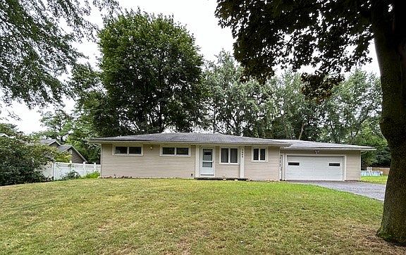 Ranch in the town of Pittsford, close to shopping, restaurants, parks, canal and expressway.