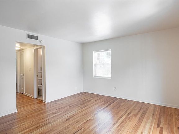 3rd image of 1211 W 45th St APT 3W