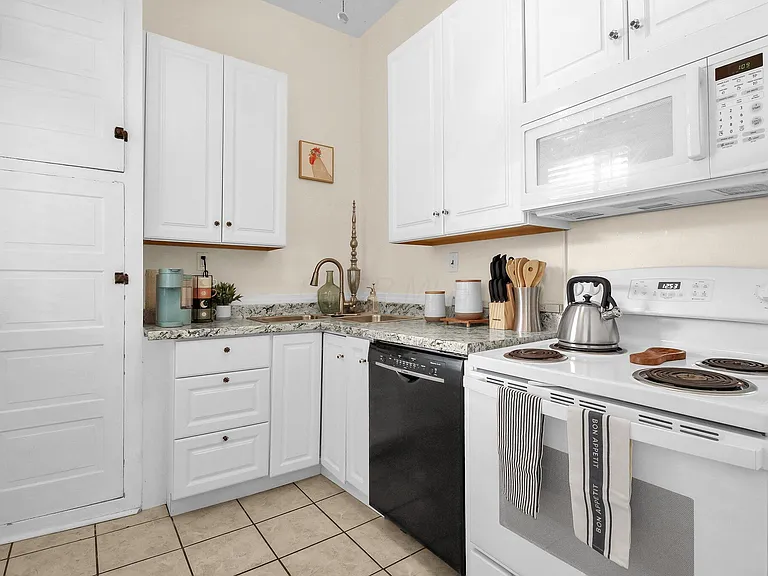 174 Reinhard Ave — Photo 8