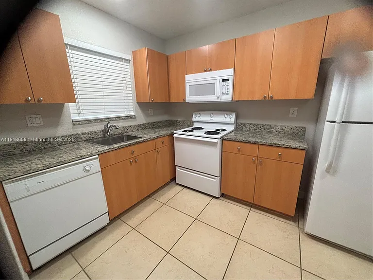 4871 NW 9th Dr #4871 — Photo 2