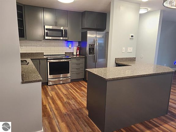 5th image of 227 Fair St APT 3