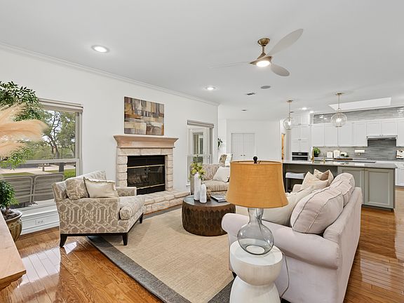3rd image of 607 Bending Oak Dr