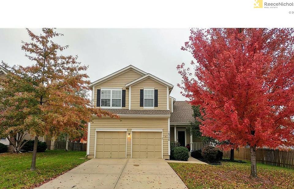 Absolutely BEAUTIFUL curb appeal on this 2 Story home in Palisade Park!