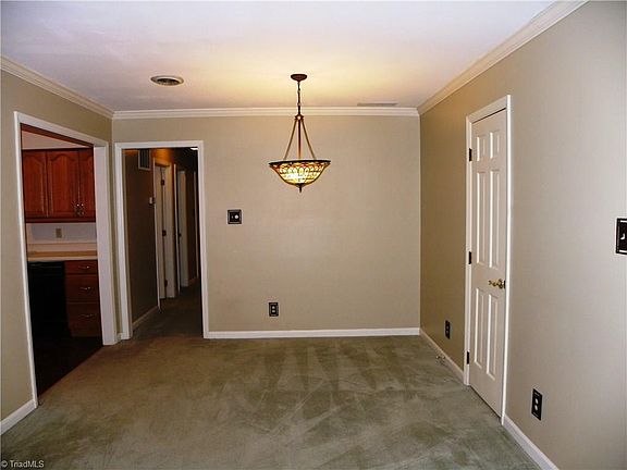 4th image of 4 Fountain View Cir APT H