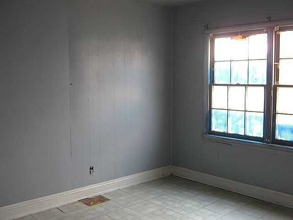 5th image of 604 Graham Ave