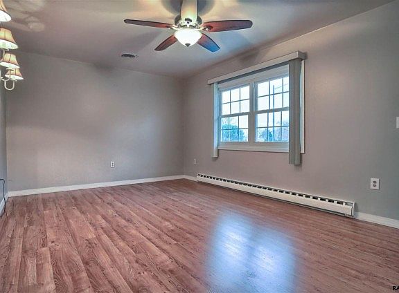 5th image of 138 Eleanor Dr