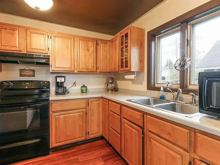 460 Spruce St — Photo 10