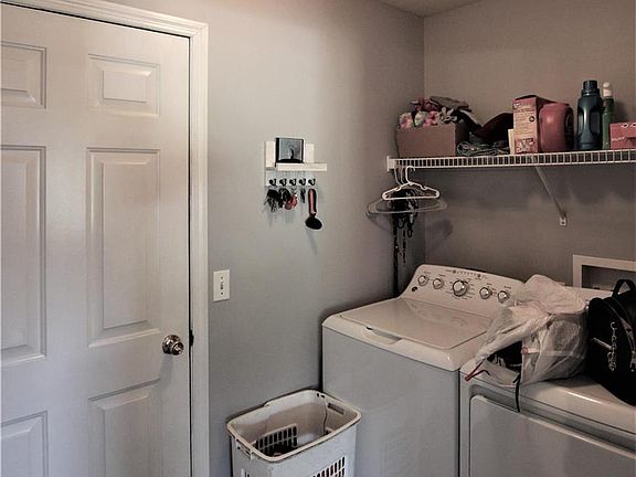 5th image of 29 Brussels Valley Dr