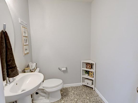 4th image of 993 Clover Lane
