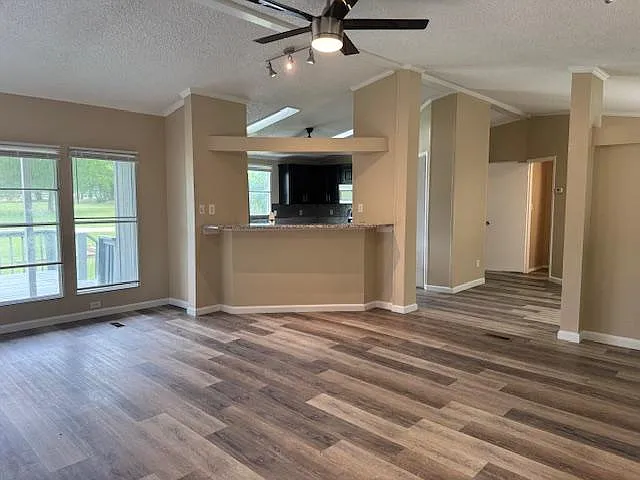 501 W Ryan Rd — Photo 4