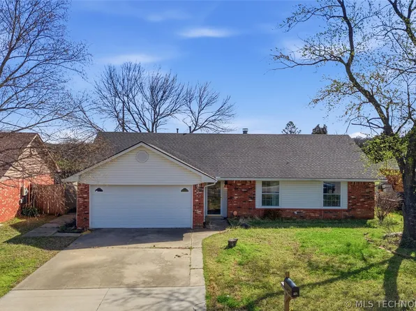 321 N Joanna St W, Catoosa, OK 74015