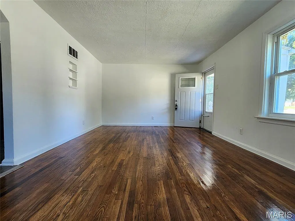 3 bed, 1.0 bath, 1188 sqft, $1,795 — Photo 3