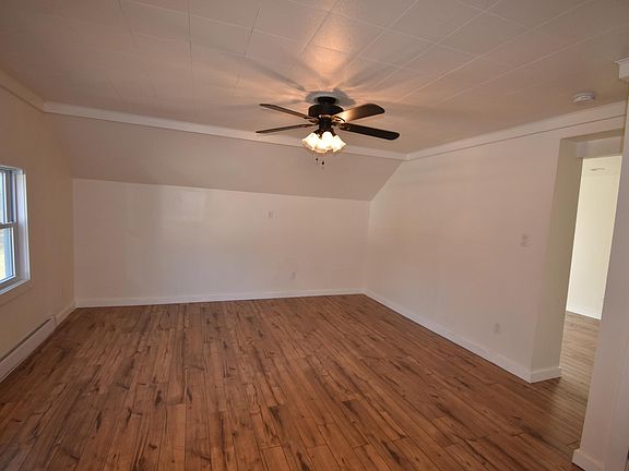 LIVING ROOM WITH CEILING FAN