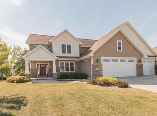 1827 Highland Dr, Neenah, WI 54956