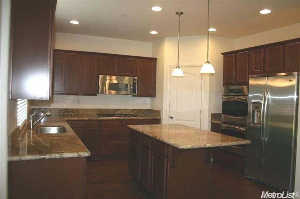 4 bed, 2500 sqft, $3,100 — Photo 3