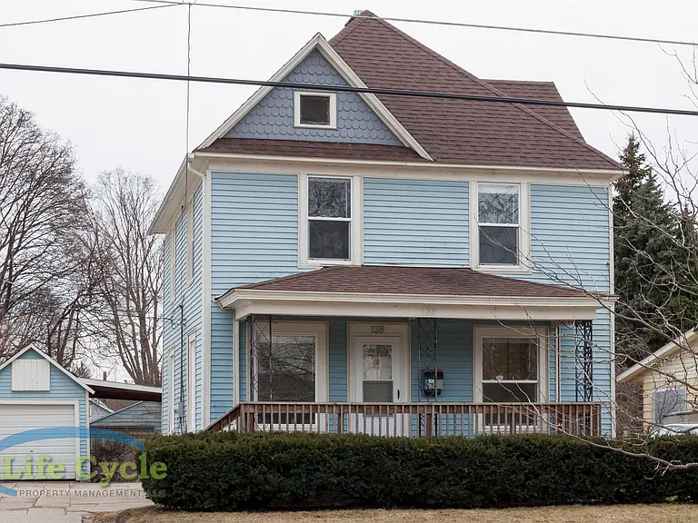 138 Travis St NE — Photo 1