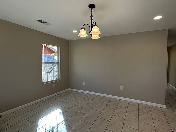 3rd image of 1620 Magnolia Ave