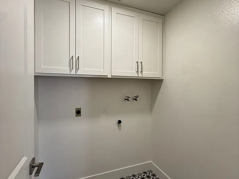 1120 Village Dr — Photo 32