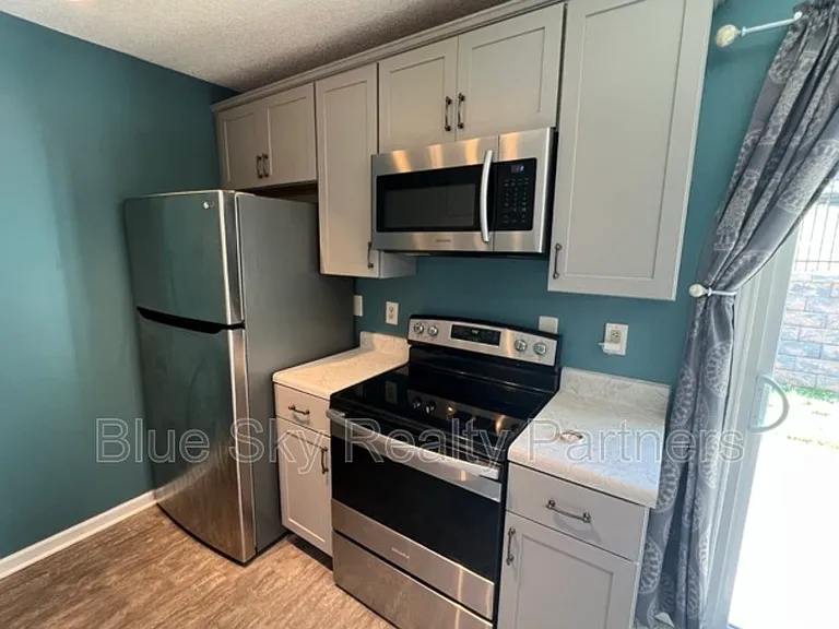 2119 Silverbrook Dr — Photo 7