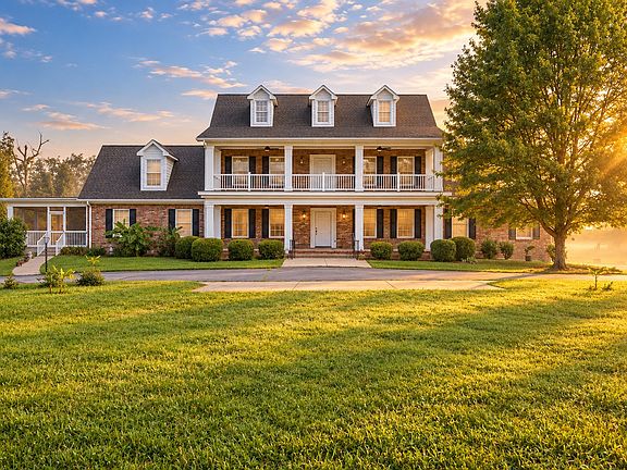 4th image of 444 Old Pond Ln