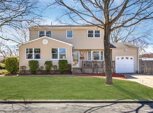 14 Langdon St, Islip, NY 11751