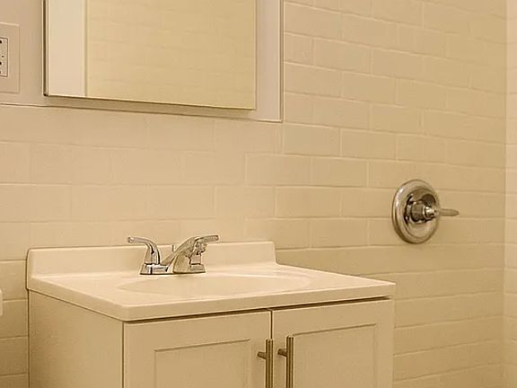 5th image of 149 E 116th St APT 3