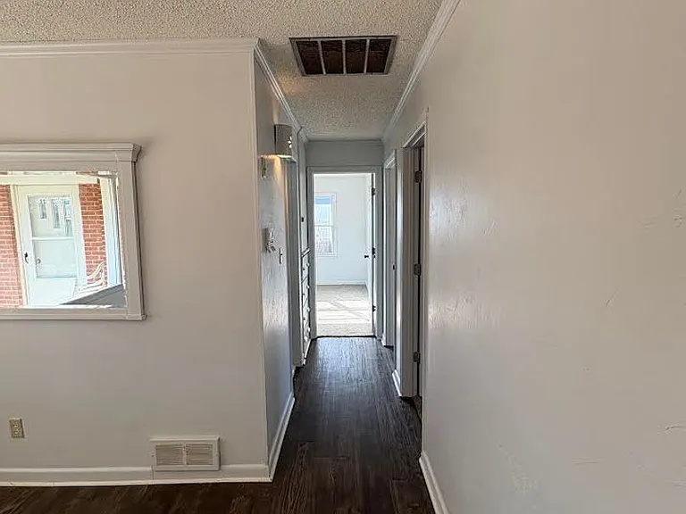 401 S Hoover St — Photo 11