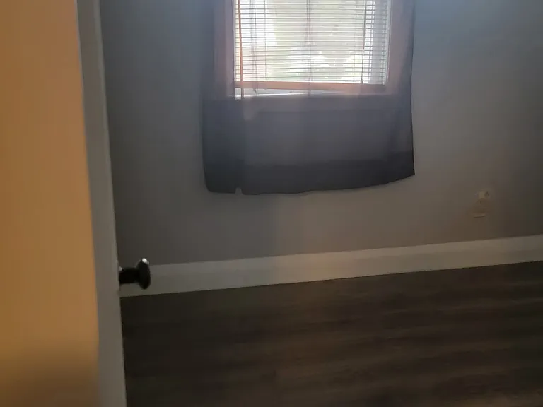 middle bedroom