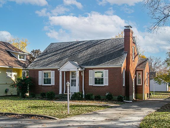3rd image of 2502 Clarendon Ave