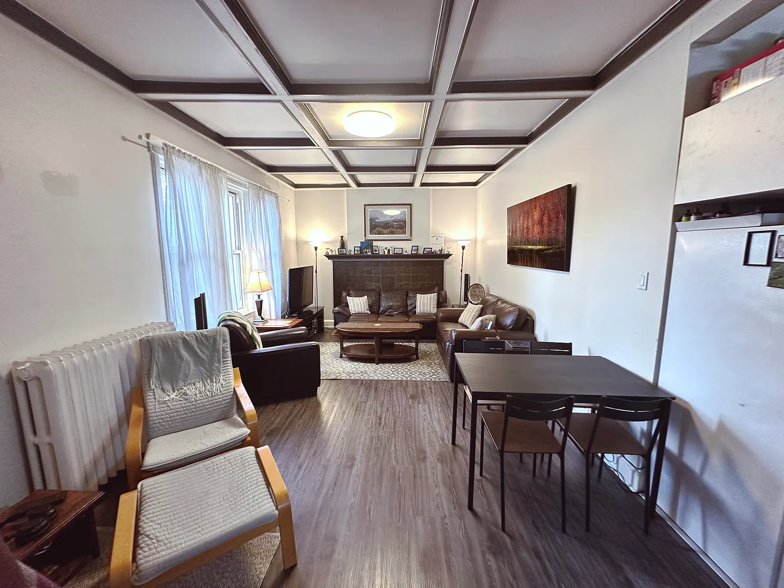 Large high ceiling 2 Bedroom -241 Queen St S — Photo 2