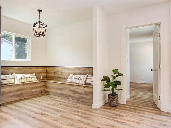 3rd image of 22559 Clarendon St
