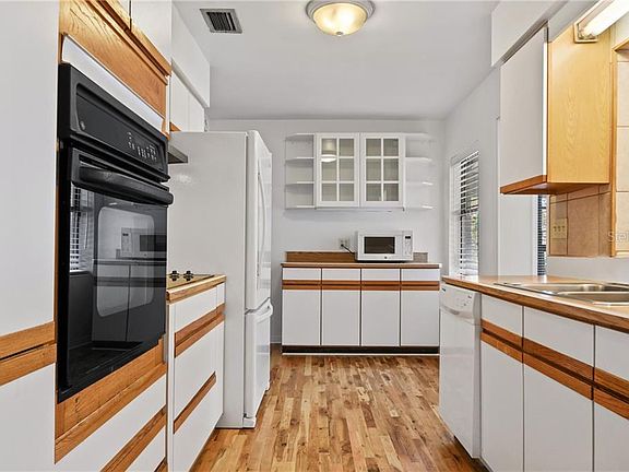 4th image of 3106 Pickfair St