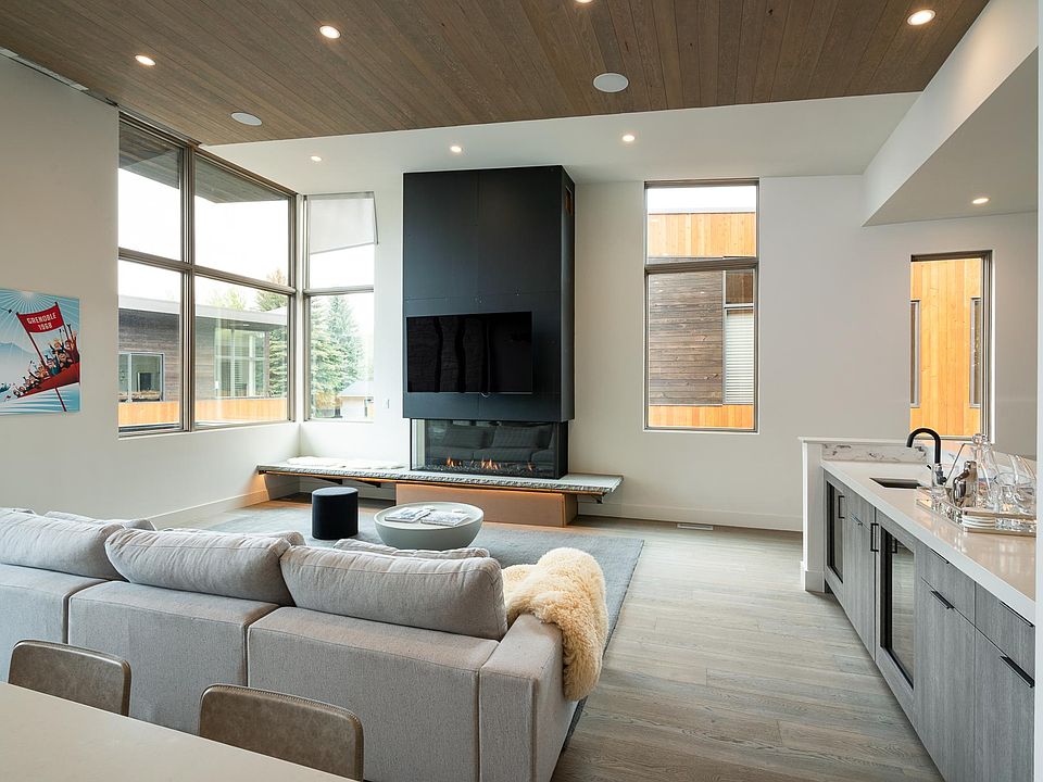 Living room/wet bar/flat screen TV.