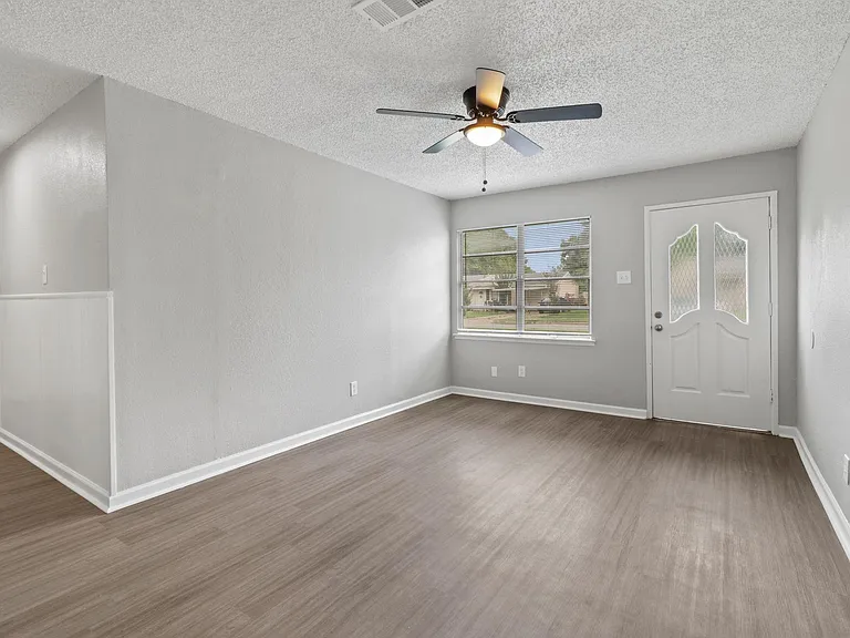3847 Castle Hills Dr — Photo 5
