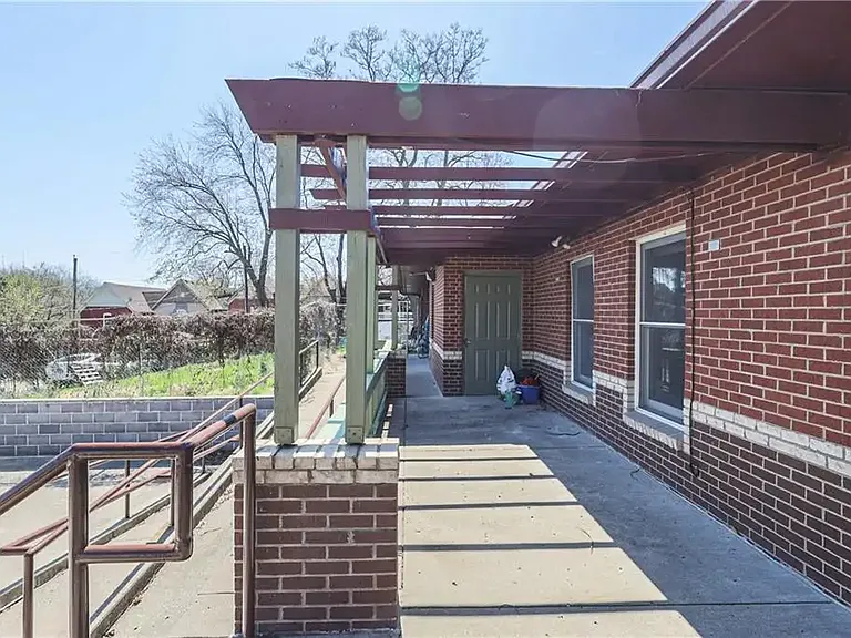 520 N White Ave — Photo 4