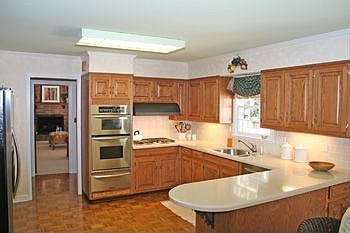 UPGRADED KITCHEN WITH STAINLESS APPLIANCES 
