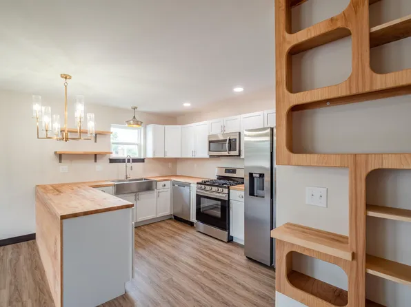 526 7th Ave SW #A, Cedar Rapids, IA 52404