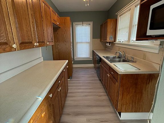 2nd image of 225 E Maple St