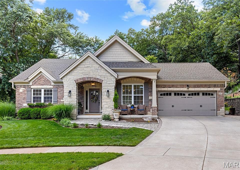 1st image of 884 Village Brook Ct