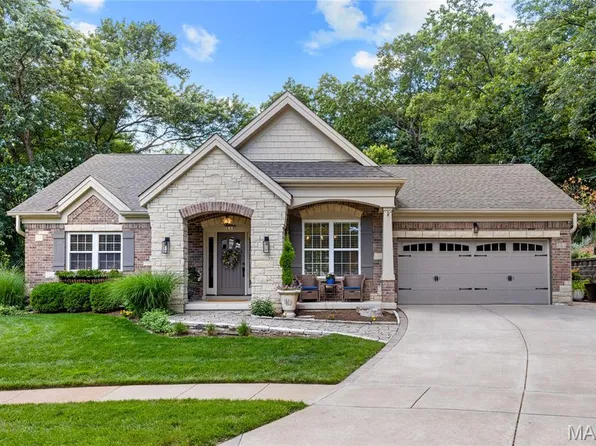 884 Village Brook Ct, Ballwin, MO 63021