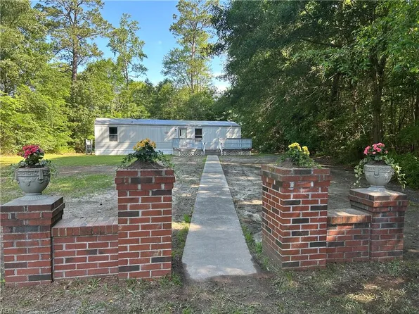 8779 Kramps Ln, Hayes, VA 23072